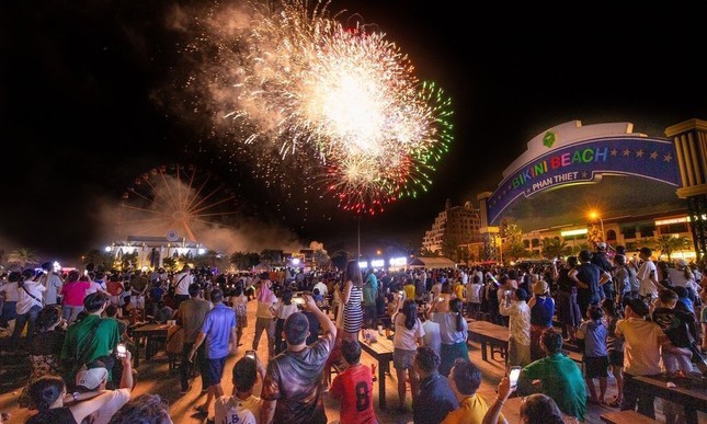 Les provinces et les villes du Sud déploient des feux d'artifice et interprètent de la musique aquatique pour célébrer le 30 avril photo 4