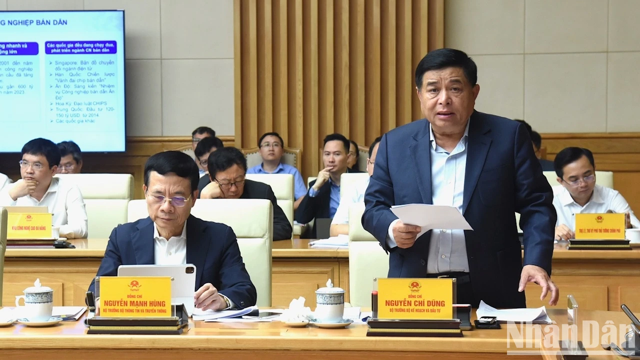 [Photo] Le Premier ministre Pham Minh Chinh a présidé la Conférence sur le développement des ressources humaines au service de l'industrie des semi-conducteurs photo 2