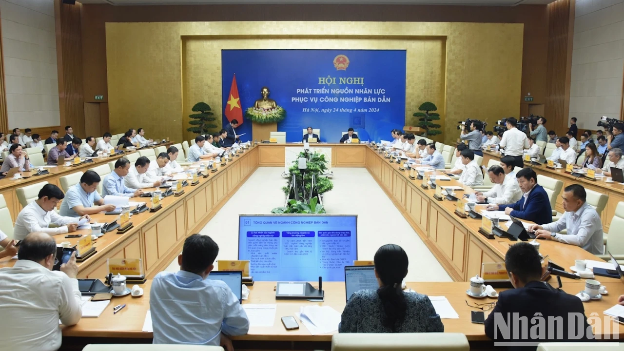 [Фото] Премьер-министр Фам Минь Чинь возглавил конференцию по развитию человеческих ресурсов для обслуживания полупроводниковой промышленности фото 3
