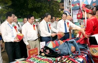 Los delegados visitaron el stand que exhibía productos de brocado.