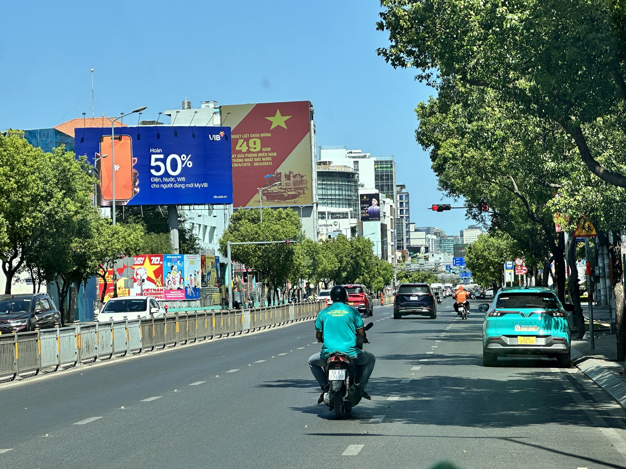 Người dân ở nhà trốn nóng, đường Sài Gòn vắng hoe- Ảnh 3. Người dân ở nhà trốn nóng, đường Sài Gòn vắng hoe- Ảnh 3.
