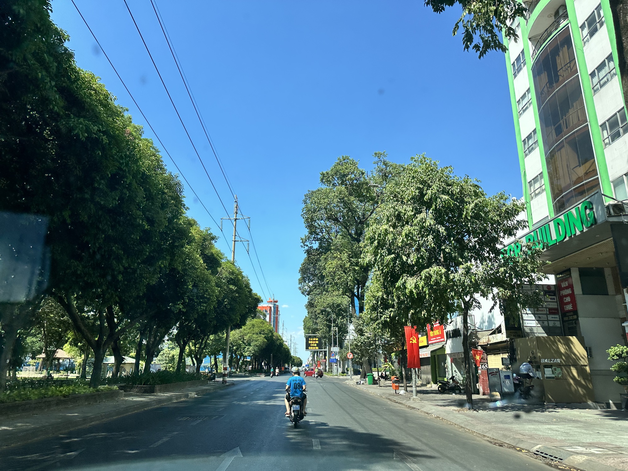 Người dân ở nhà trốn nóng, đường Sài Gòn vắng hoe- Ảnh 2. Đường Điện Biên Phủ, trục đường chính ra Xa lộ Hà Nội thường kẹt cứng suốt ngày giờ đây hiếm hoi người và xe