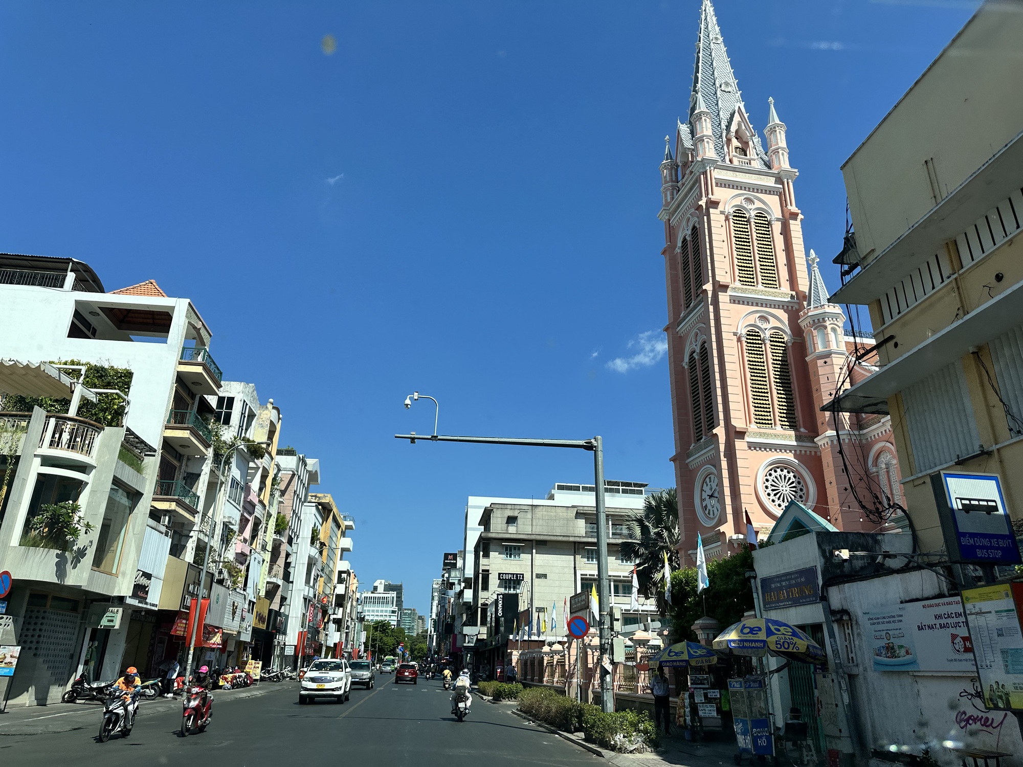 Người dân ở nhà trốn nóng, đường Sài Gòn vắng hoe- Ảnh 6. Người dân ở nhà trốn nóng, đường Sài Gòn vắng hoe- Ảnh 6.