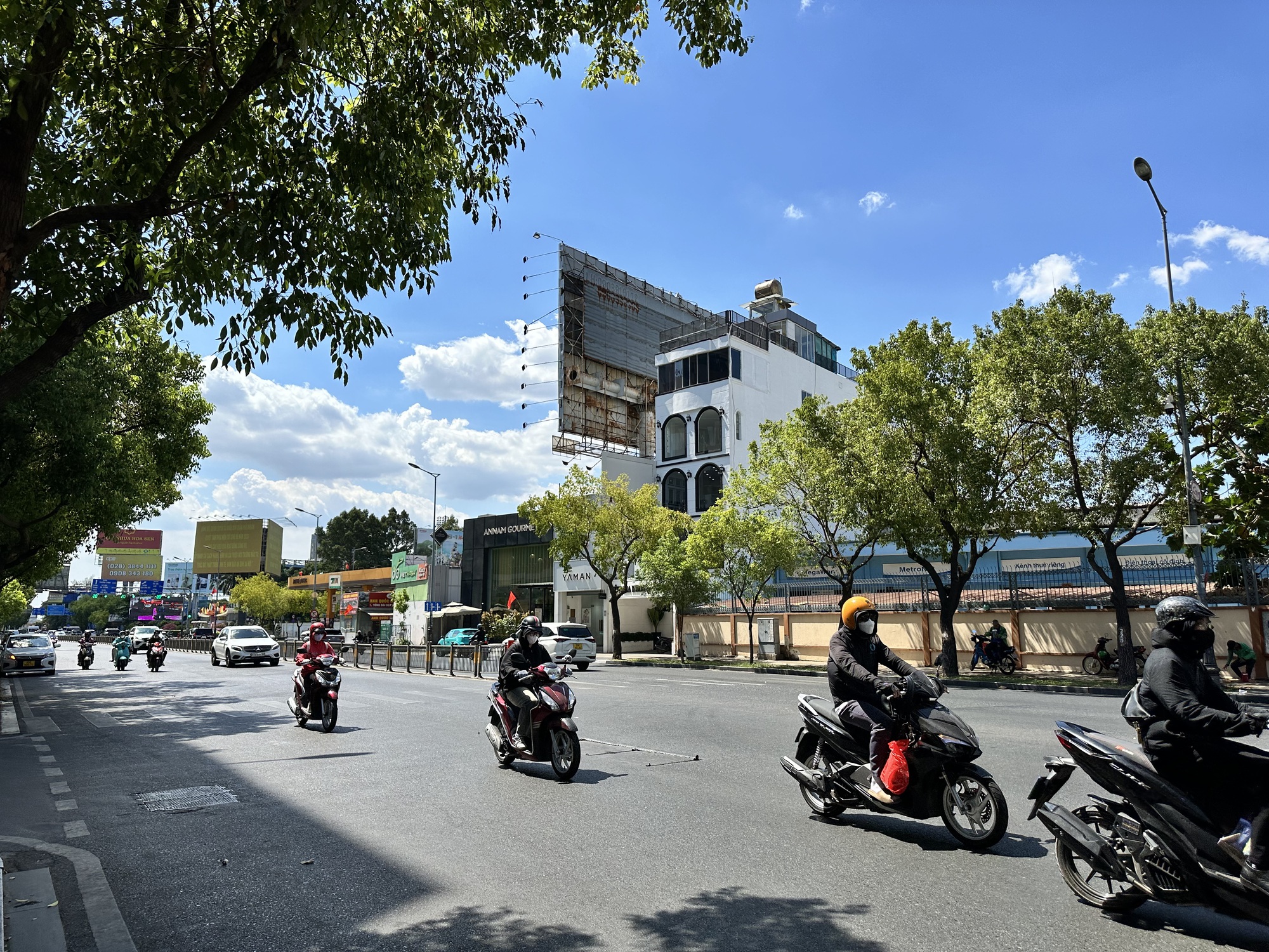 Người dân ở nhà trốn nóng, đường Sài Gòn vắng hoe- Ảnh 7. Bất đắc dĩ lắm mới phải ra đường vào những ngày được nghỉ làm thế này