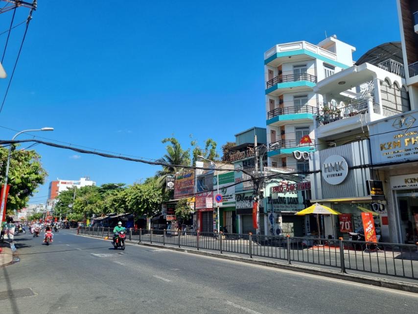 Người dân ở nhà trốn nóng, đường Sài Gòn vắng hoe- Ảnh 10. Đường Ba Hom, khu vực trung tâm sầm uất Quận 6 còn vắng vẻ hơn những ngày trong tết. Đó là nhận xét của nhiều người dân khu vực này