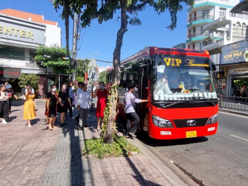 Người dân ở nhà trốn nóng, đường Sài Gòn vắng hoe- Ảnh 11. Hối hả lên xe buýt