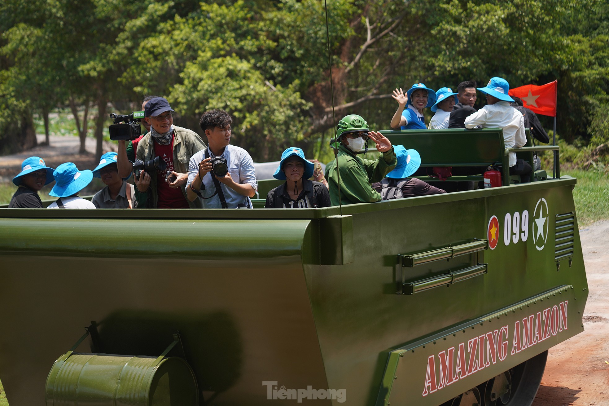 Trải nghiệm xe thiết giáp 'xuyên rừng' tránh nóng trong kỳ nghỉ lễ 30/4 ảnh 8