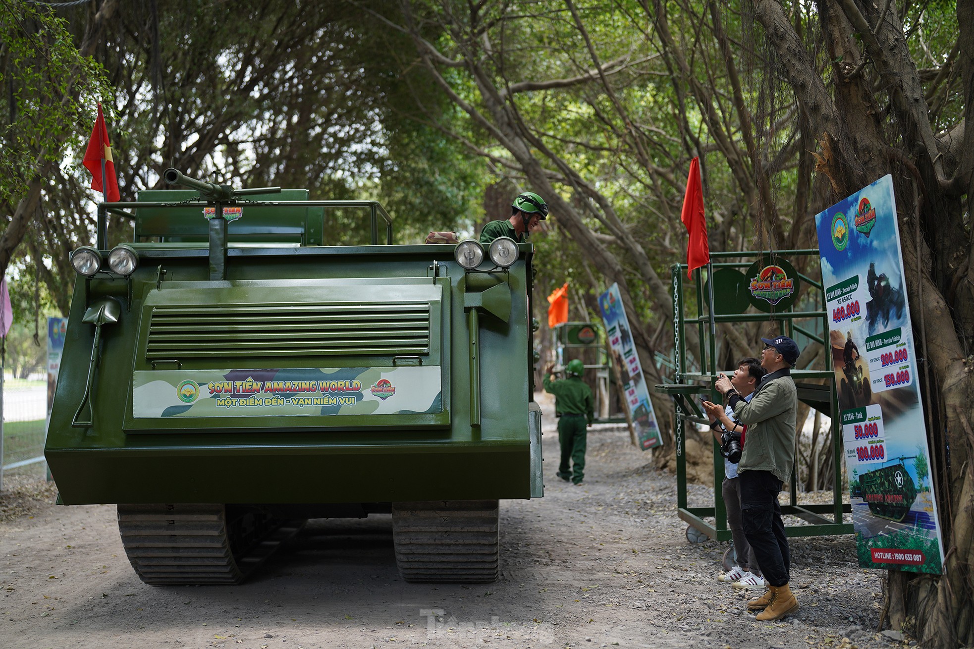 Trải nghiệm xe thiết giáp 'xuyên rừng' tránh nóng trong kỳ nghỉ lễ 30/4 ảnh 10