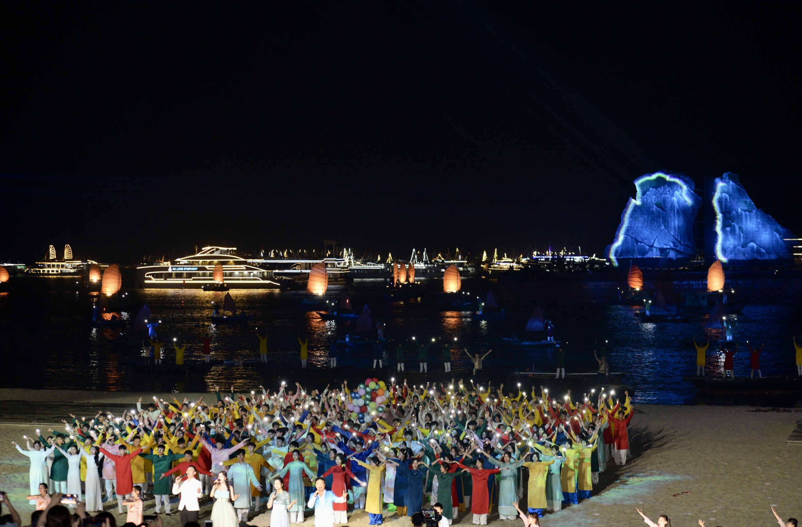 Mãn nhãn với Carnaval Hạ Long 2024 rực rỡ trên bờ, dưới biển- Ảnh 3. Mãn nhãn với Carnaval Hạ Long 2024 rực rỡ trên bờ, dưới biển- Ảnh 3.