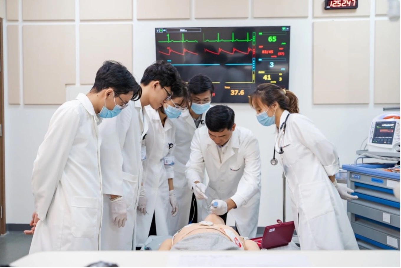 Đào tạo y khoa VN hướng đến tiêu chuẩn thế giới- Ảnh 2. Hiện VN có VinUni với 3 chương trình đạt kiểm định của Hội đồng kiểm định chất lượng quốc tế các chương trình giáo dục y khoa sau ĐH Mỹ (ACGME-I)