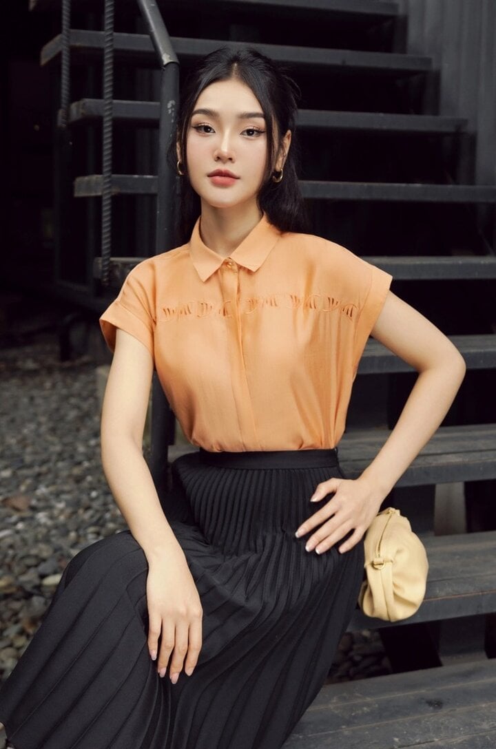 Combining peach orange short-sleeved shirts with flared skirts and khaki pants is a suitable choice for the office.