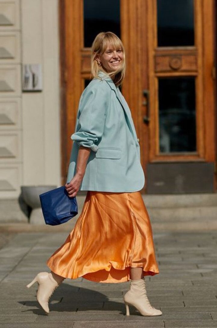 Style élégant mais non moins remarquable pour les office girls avec la combinaison d'un blazer et d'une jupe évasée.