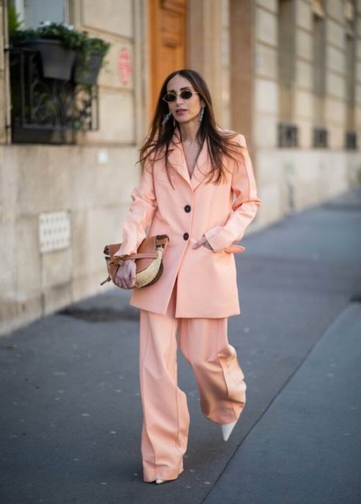 A set of blazer and peach wide-leg pants, combined with a white shirt, is completely suitable for the office.