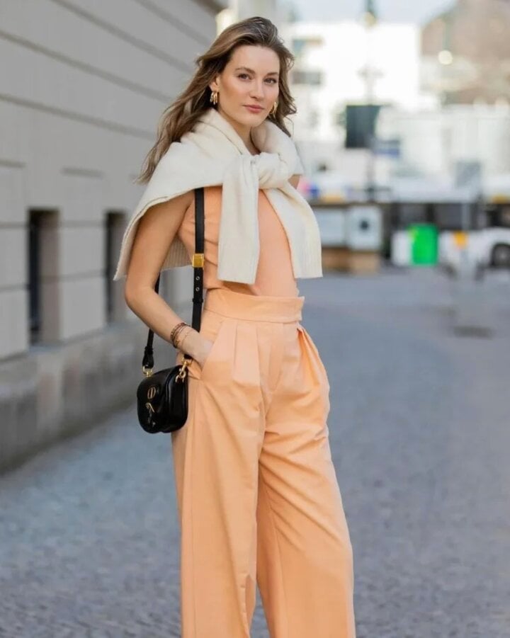 Wide-leg pants and a sleeveless shirt in peach tones help the everyday style look fresher.