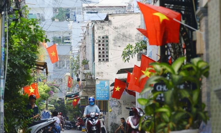 Người dân TP.HCM treo cờ Tổ quốc dịp lễ 30/4. (Ảnh: B.L)