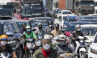 Nắng đổ lửa, mệt mỏi vì kẹt 'không lối thoát' ở TPHCM ngày đầu nghỉ lễ 30/4
