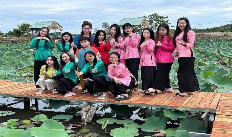 Những điểm ngắm sen tuyệt đẹp ở Đồng Tháp dịp lễ 30-4 và 1-5- Ảnh 15. Những điểm ngắm sen tuyệt đẹp ở Đồng Tháp dịp lễ 30-4 và 1-5- Ảnh 15.