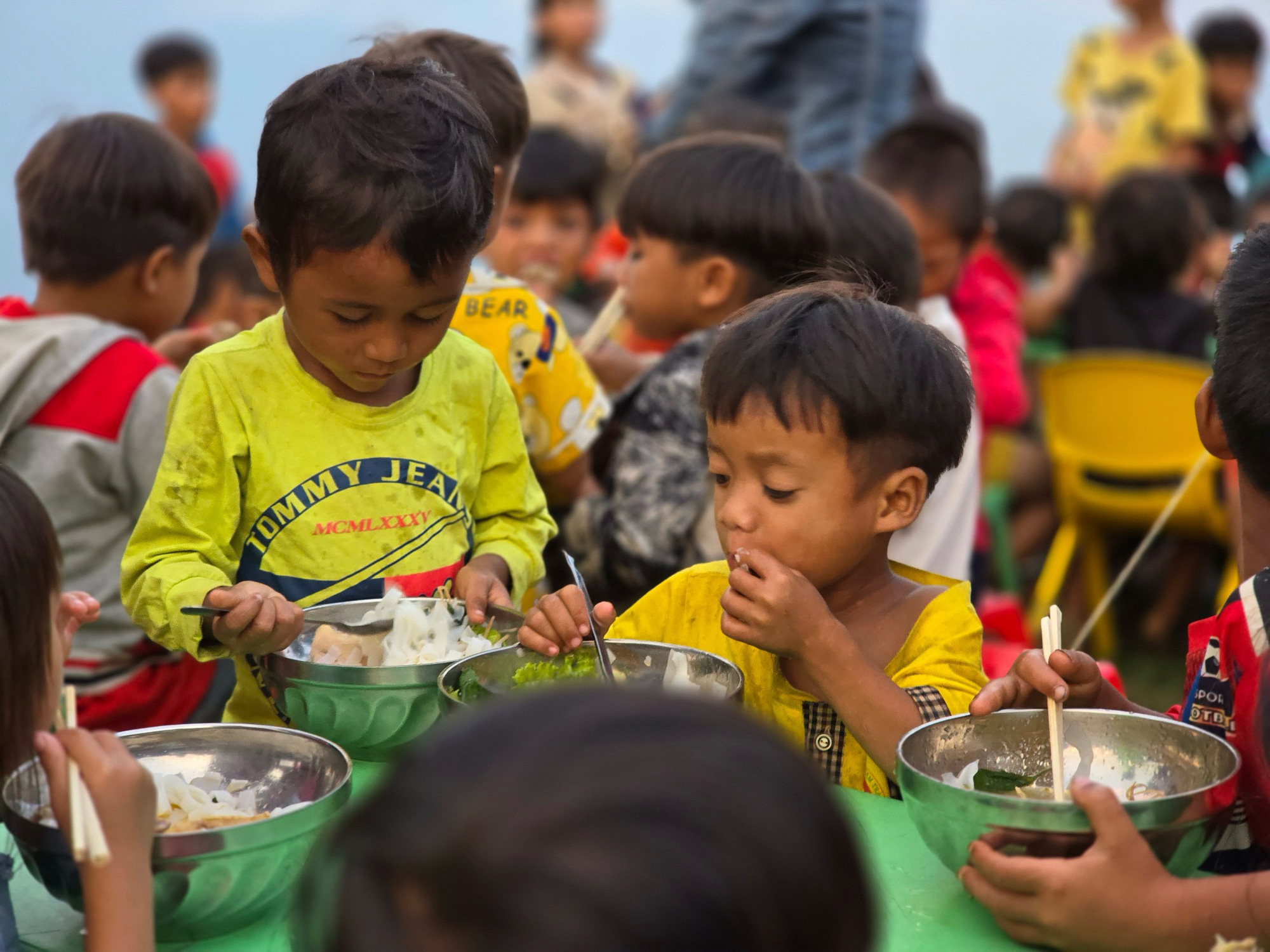Điểm trường Tắk Pổ đẹp lung linh qua mắt nhóm bạn du lịch kết hợp thiện nguyện- Ảnh 6. Trẻ nhỏ ở Tắk Pổ được thưởng thức bữa ăn do nhóm bạn trẻ từ Đà Nẵng lên nấu - Ảnh: NGUYỄN BÌNH NAM