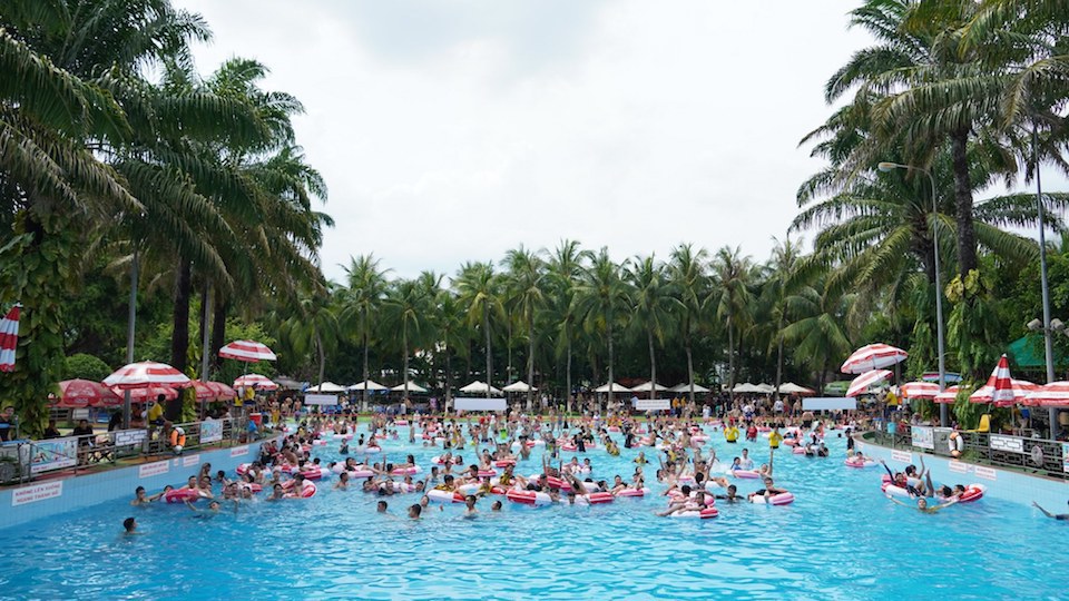Biển nhân tạo thu hút nhiều người dân đến vui chơi. Riêng các trò chơi cảm giác mạnh thu hút nhiều bạn trẻ tham gia. Ảnh: Huy Chương