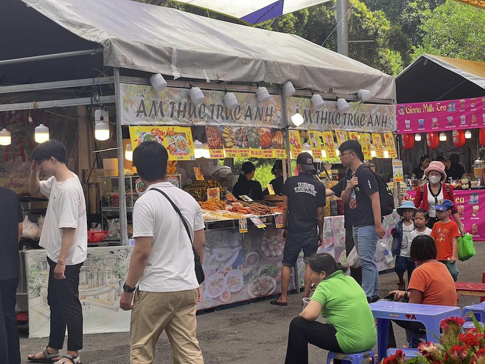 Không chỉ thu hút người dân Thành phố Hồ Chí Minh, nhiều gia đình ở các tỉnh lân cận cũng đến Thảo Cầm Viên vui chơi, tránh nóng. Ảnh: Huy Chương