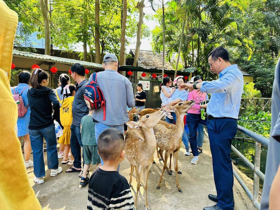 Hàng nghìn người dân đã đổ về Thảo Cầm Viên để tránh nóng, vui chơi. Các lối đi, khu vực chuồng thú, khu trò chơi... chật kín người. Ảnh: Huy Chương