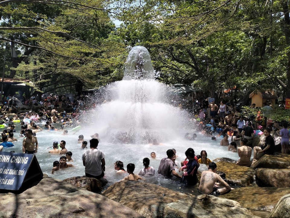 Suối nhân tạo tại khu du lịch sinh thái Thủy Châu du khách đến vui chơi chật cứng. Ảnh: Việt Hùng