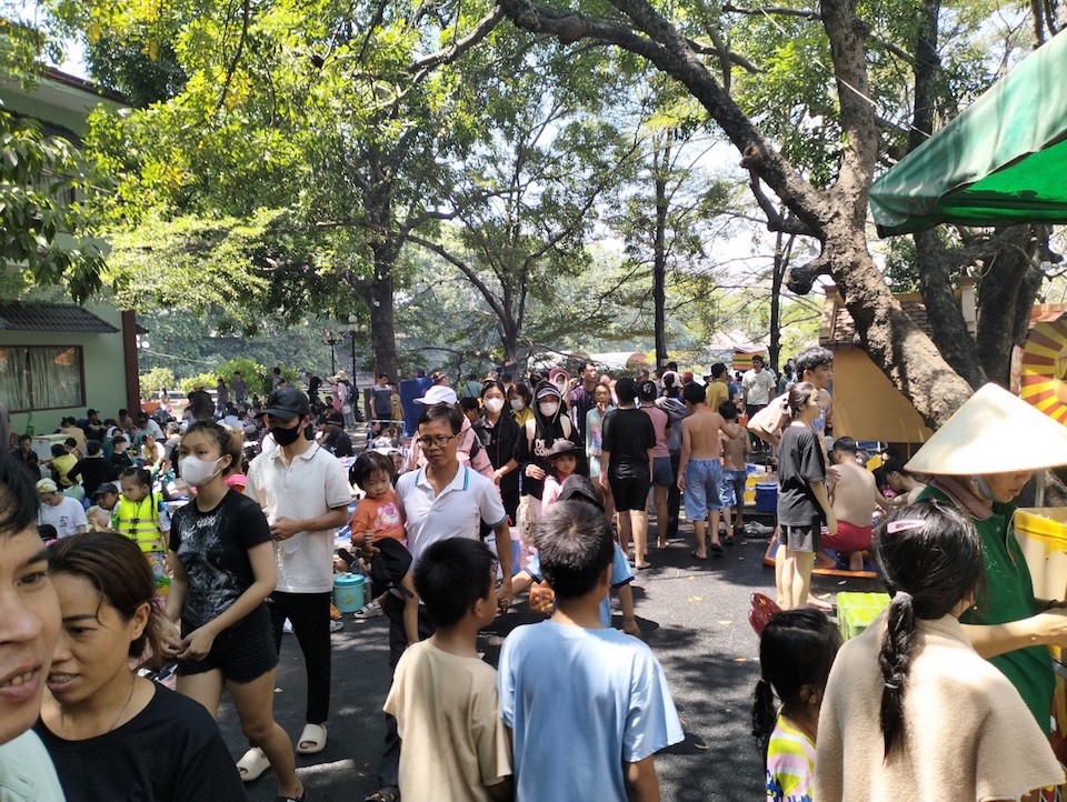 Thay vì đi du lịch xa, người dân Thành phố Hồ Chí Minh đổ đến ba công viên lớn tại Thành phố là Suối Tiên, Đầm Sen, Thảo Cầm Viên. Ảnh: Việt Hùng