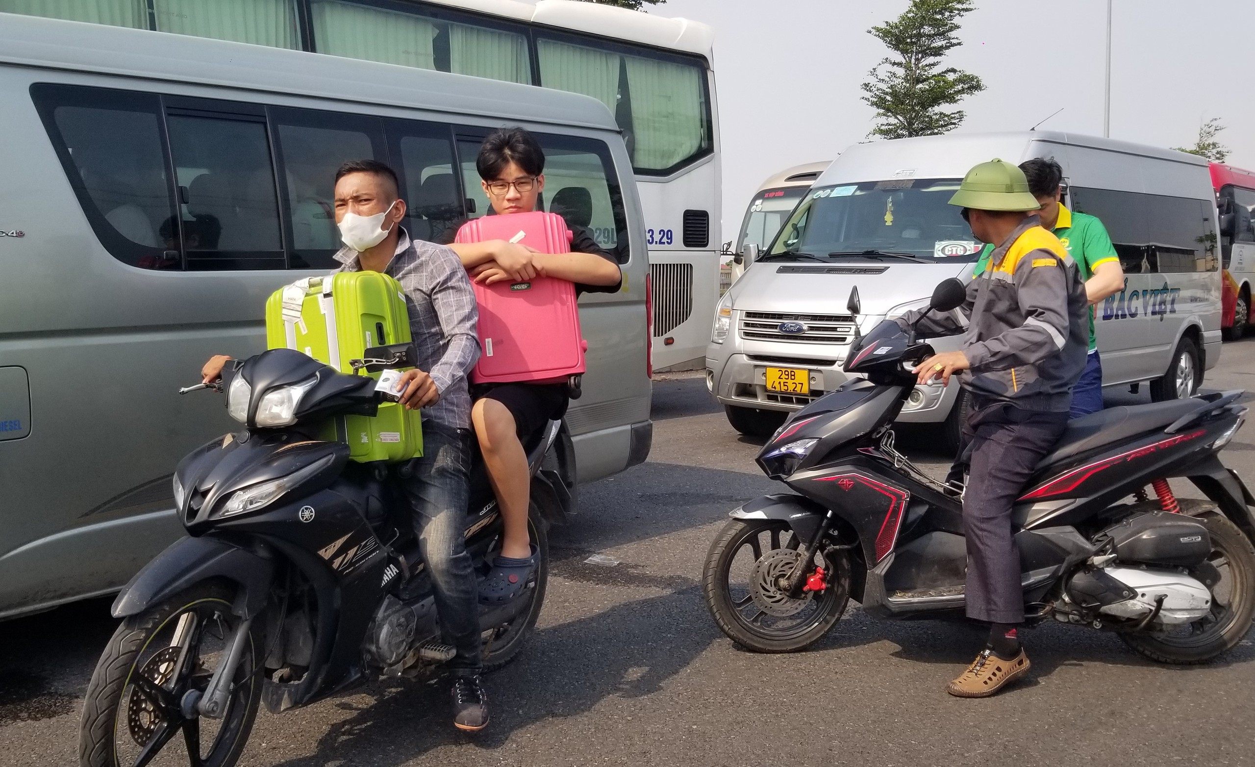 Phà ra đảo Cát Bà ùn tắc nhiều giờ, ô tô nối đuôi nhau hàng dài- Ảnh 4. Với giá 20 - 30.000 đồng/lượt, nhiều người dân H.Cát Hải mang xe máy ra dịch vụ xe ôm