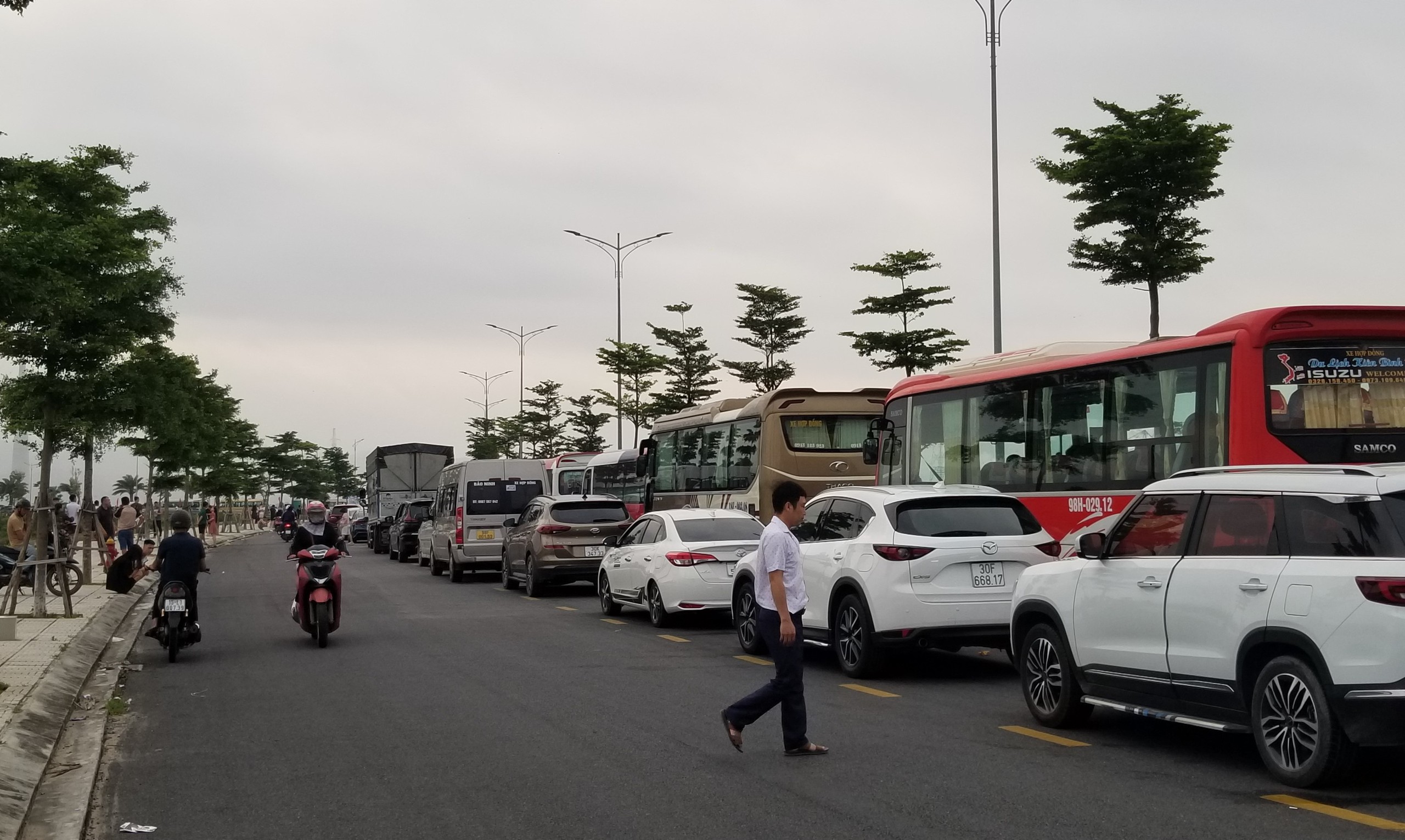 Phà ra đảo Cát Bà ùn tắc nhiều giờ, ô tô nối đuôi nhau hàng dài- Ảnh 6. Chờ đợi qua phà mất quá nhiều thời gian, nhiều du khách cho rằng đây là cuộc