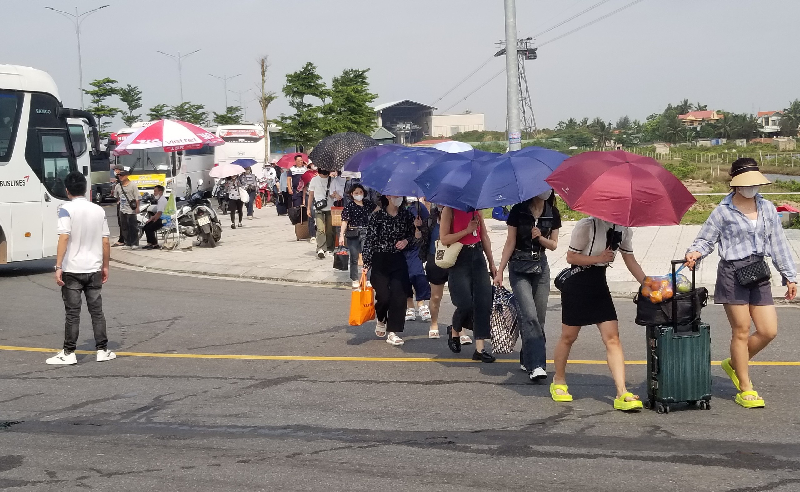 Phà ra đảo Cát Bà ùn tắc nhiều giờ, ô tô nối đuôi nhau hàng dài- Ảnh 8. Nhiều du khách chọn phương án xuống xe, dắt bộ hành lý qua phà rồi sử dụng xe buýt để ra đảo Cát Bà trước, còn lái xe ở lại di chuyển xe ra sau