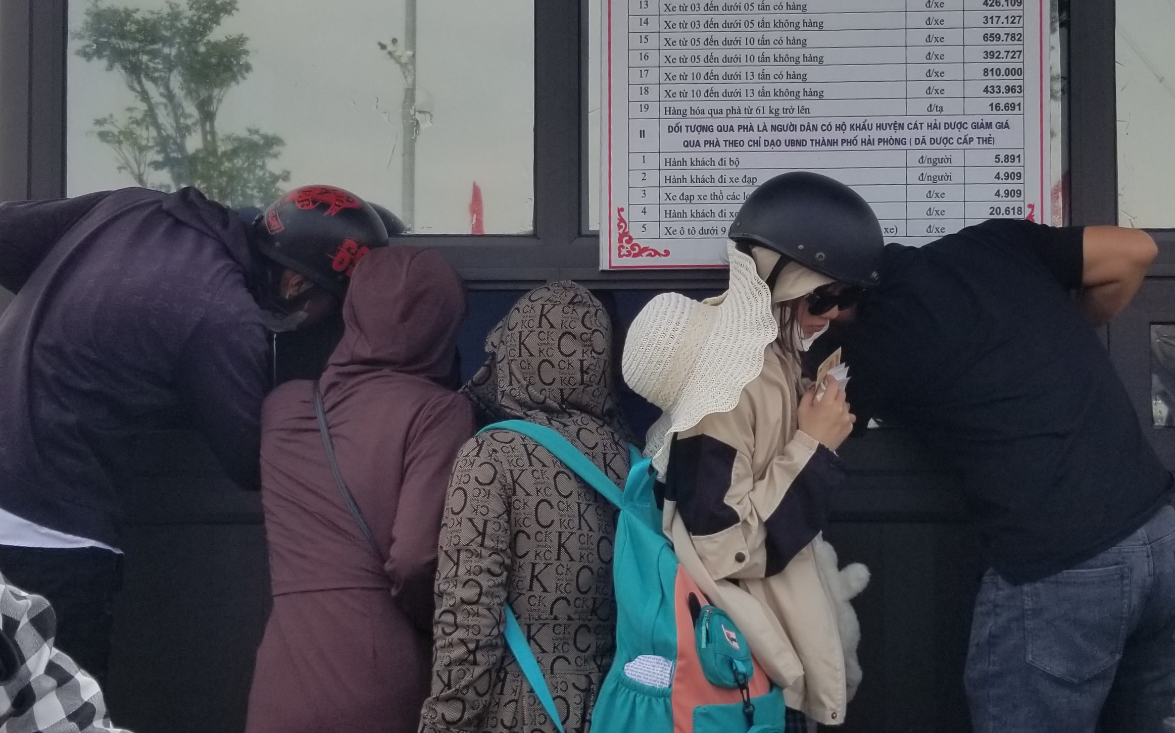 Phà ra đảo Cát Bà ùn tắc nhiều giờ, ô tô nối đuôi nhau hàng dài- Ảnh 9. Du khách chen nhau mua vé...