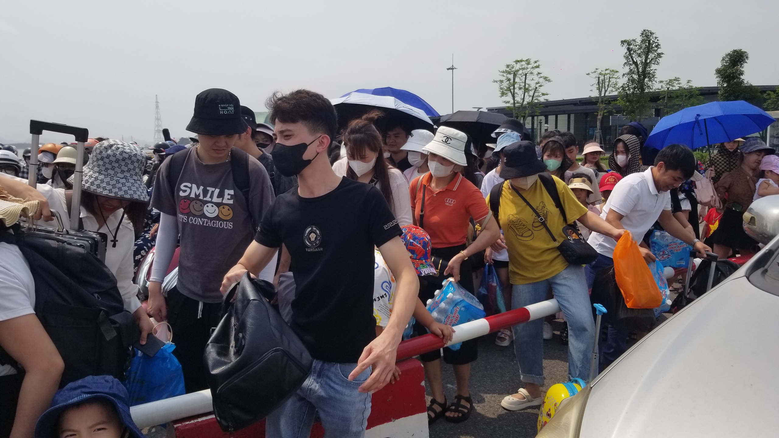 Phà ra đảo Cát Bà ùn tắc nhiều giờ, ô tô nối đuôi nhau hàng dài- Ảnh 10. ... và chen chân xuống phà.