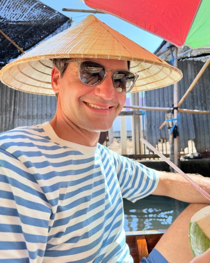 Hình ảnh Federer đội nón lá khi du lịch Thái Lan bị hiểu nhầm đang check in tại Việt Nam. Ảnh: Roger Federer