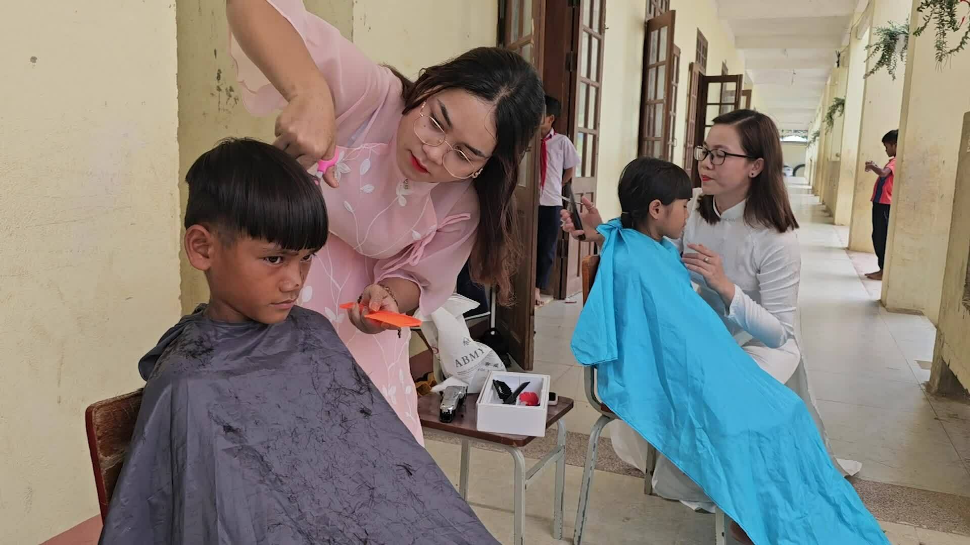 Cô giáo vùng cao cắt tóc cho học sinh