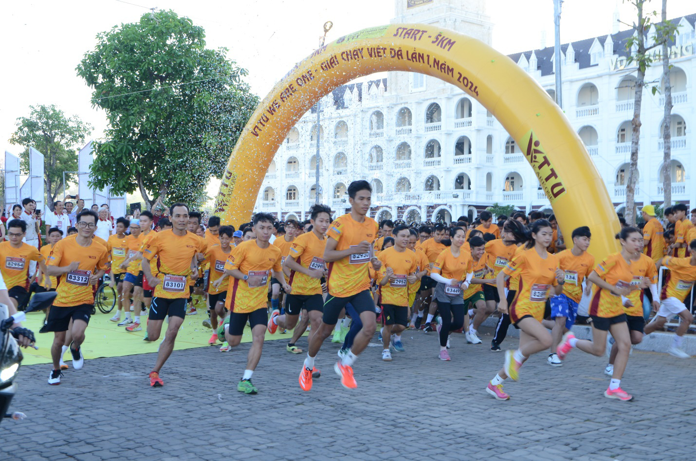 Gần 7.500 VĐV tham gia Giải chạy 'VTTU - WE ARE ONE'- Ảnh 3. Gần 7.500 VĐV tham gia Giải chạy 'VTTU - WE ARE ONE'- Ảnh 3.