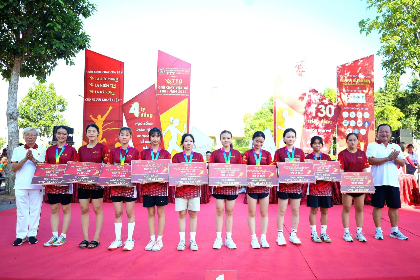 Gần 7.500 VĐV tham gia Giải chạy 'VTTU - WE ARE ONE'- Ảnh 10. Ông Nguyễn Văn Hòa - phó chủ tịch UBND tỉnh Hậu Giang (bìa phải) và tiến sĩ - dược sĩ Lê Ngọc Kính - phó hiệu trưởng nhà trường (bìa trái) trao tặng học bổng cho học sinh THPT.