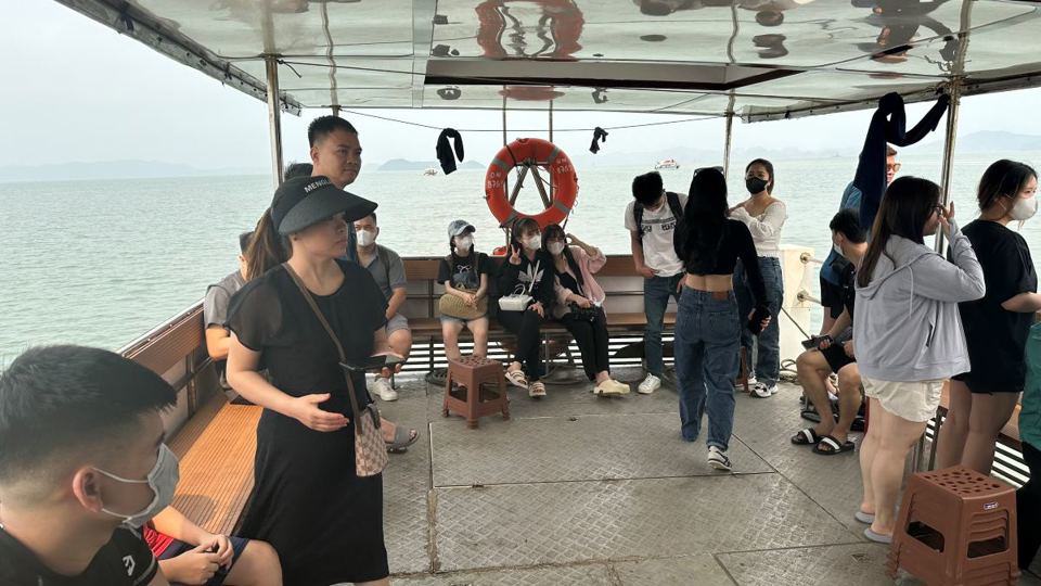 Du khách chờ được lên đảo. Ảnh Nguyễn Hùng