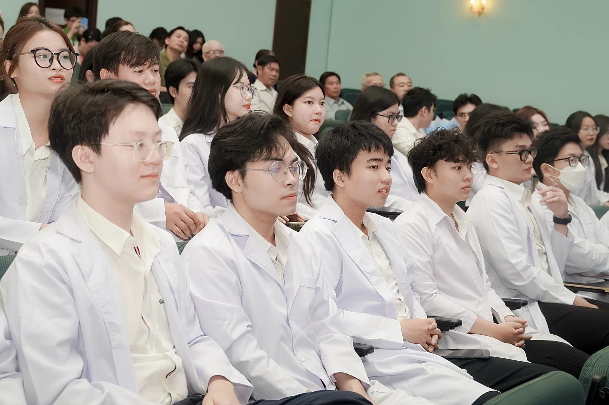 Đào tạo y khoa hướng đến chuẩn thế giới: Nên có chương trình hoàn toàn tiếng Anh- Ảnh 2. Các môn luyện thi USMLE ngành y đa khoa Trường ĐH Tân Tạo dạy song ngữ Anh - Việt và đầu ra tiếng Anh là IELTS 5.5 hoặc tương đương