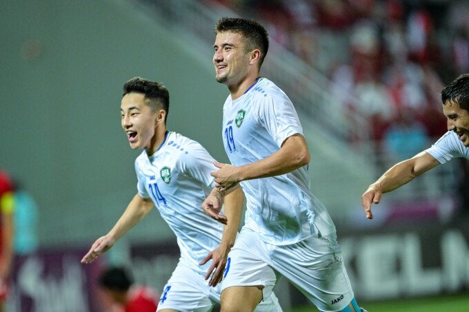 Norchaev chia vui với đồng đội sau khi mở tỷ số cho Uzbekistan. Ảnh: AFC