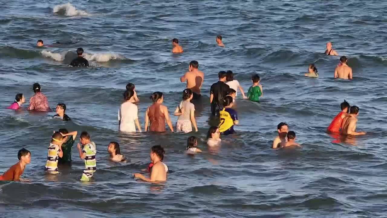 Фантьет полон туристов, купающихся на пляже.