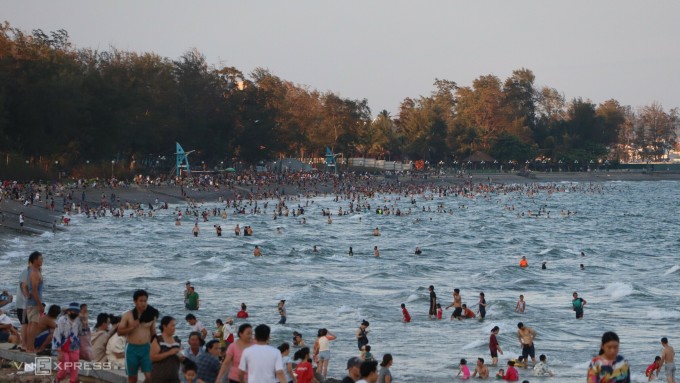 Пляж Дойзыонг переполнен людьми во второй половине дня 29 апреля 4 года во время праздника. Фото: Вьеткуок