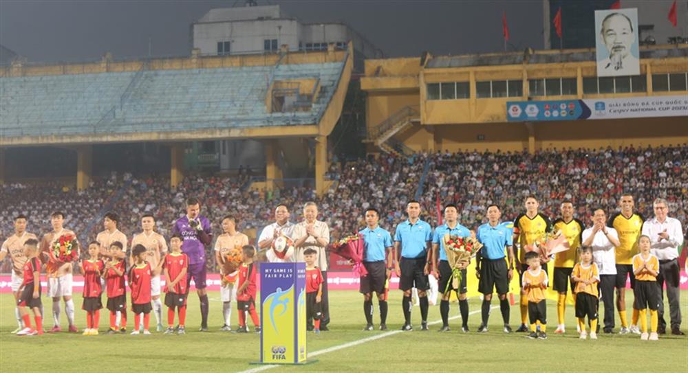 Đại tướng Tô Lâm tặng hoa cho đội bóng Công an Hà Nội, đội bóng đến từ Brazil và Tổ trọng tài điều hành trận đấu.