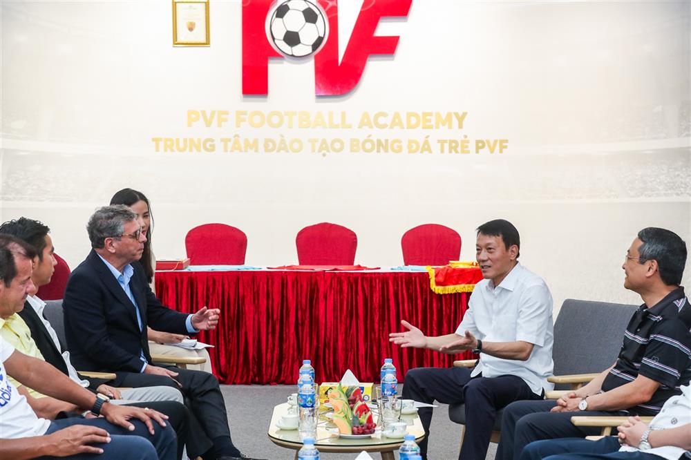 Thứ trưởng Lương Tam Quang tiếp Đại sứ đặc mệnh toàn quyền Brazil tại Việt Nam, ngài Marco Farani cùng đoàn huấn luyện viên, cựu danh thủ đến từ Brazil thăm quan, giao lưu tại Trung tâm đào tạo bóng đá trẻ PVF, Bộ Công an.