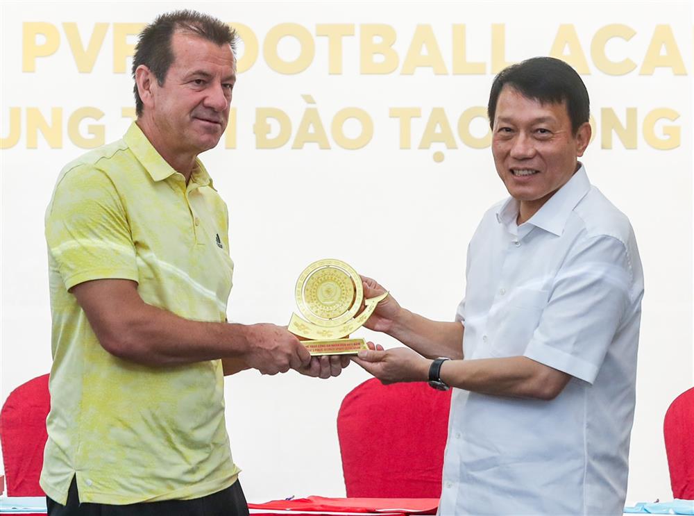 Thứ trưởng Lương Tam Quang tặng quà lưu niệm cho HLV Carlos Dunga.