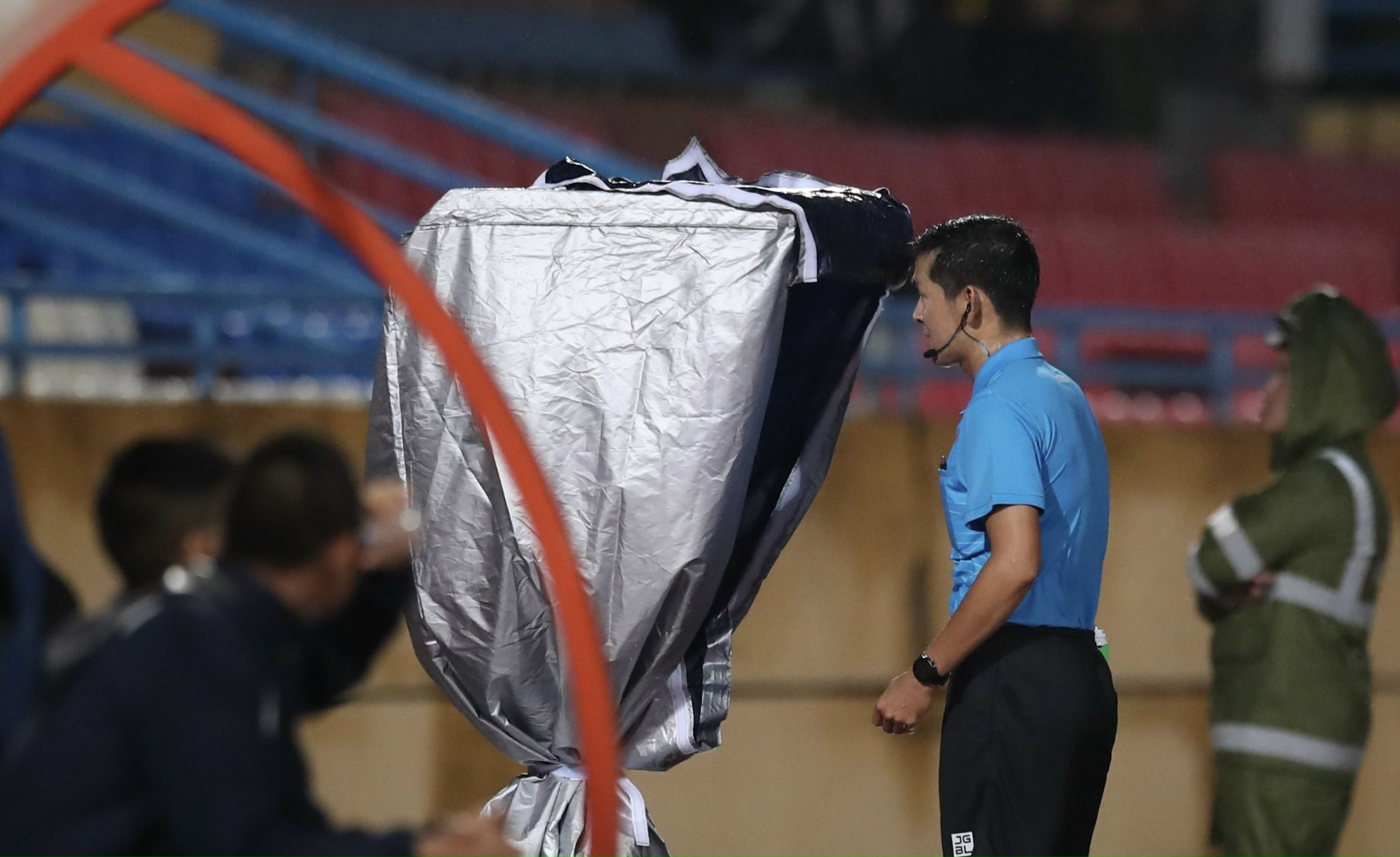 VAR bước chân vào V-League - Ảnh 2. VAR bước chân vào V-League - Ảnh 2.