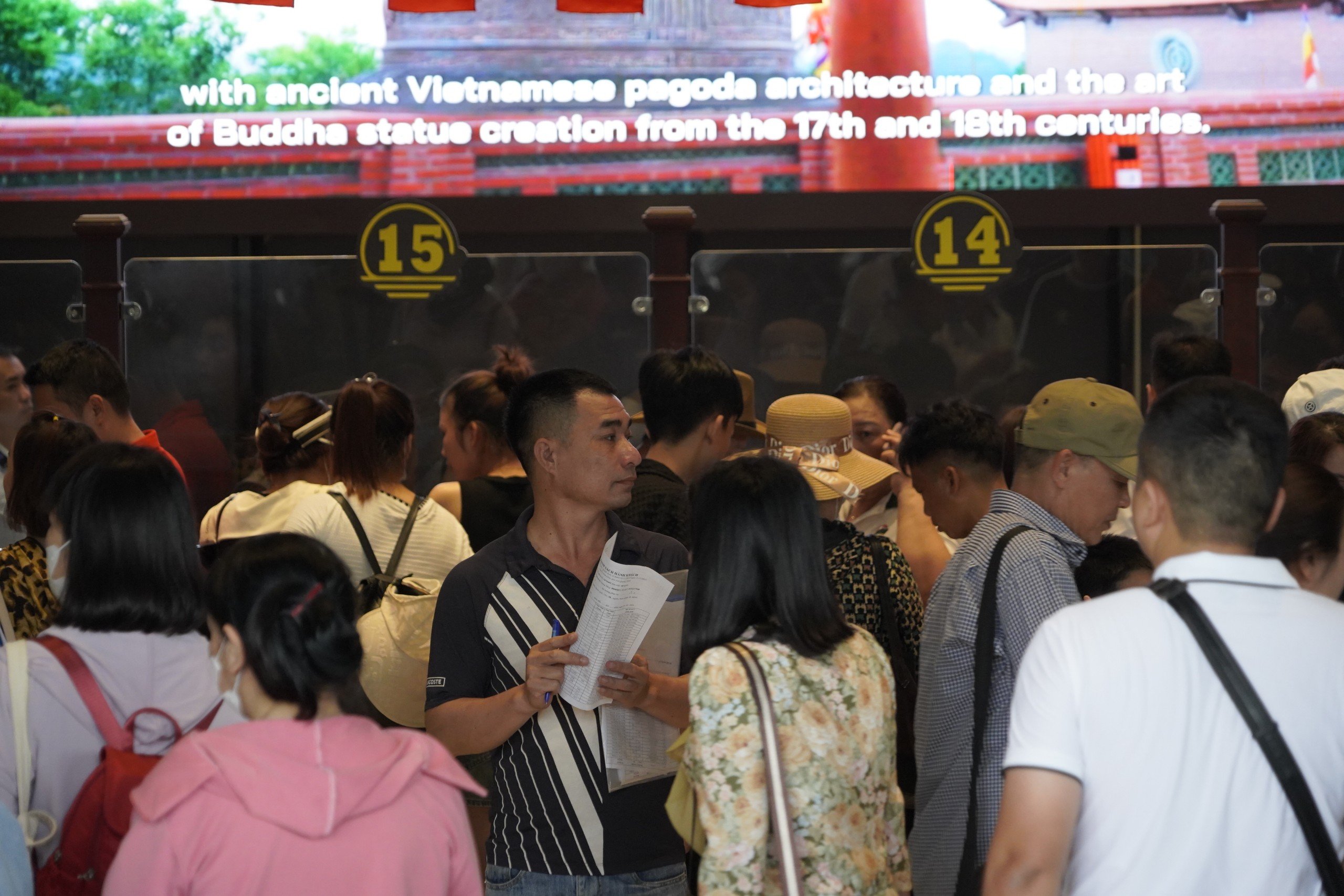 Hàng nghìn du khách chen nhau mua vé tham quan vịnh Hạ Long- Ảnh 8. Hàng nghìn du khách chen nhau mua vé tham quan vịnh Hạ Long- Ảnh 8.