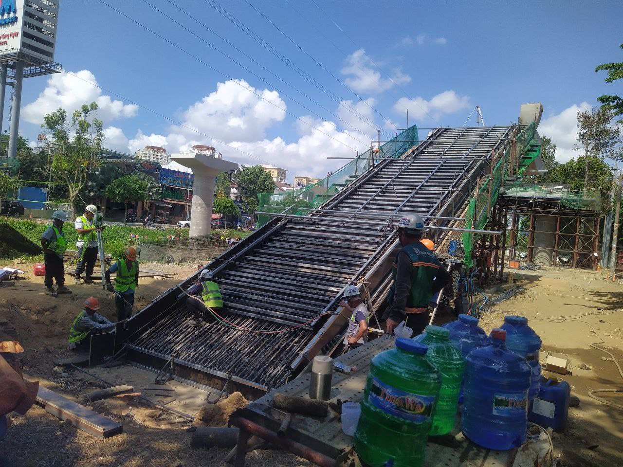 Nhiều tuyến đường mới về đích đón lễ- Ảnh 3. Xuyên lễ thi công cầu bộ hành kết nối tuyến metro số 1