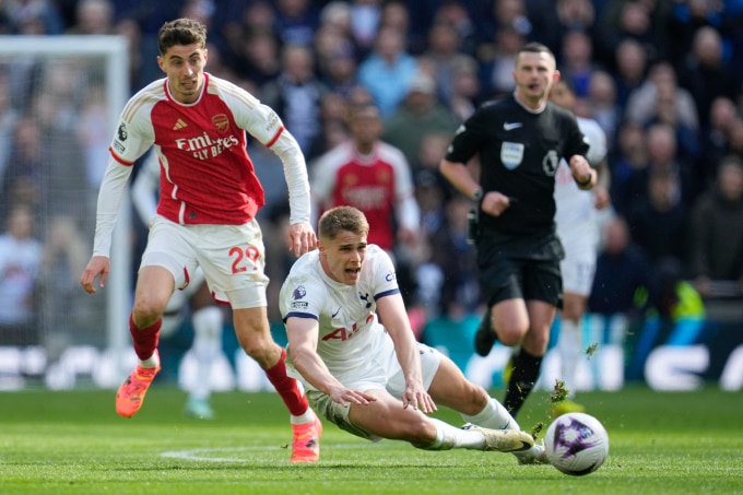 Trung vệ Tottenham Micky van de Ven trong tình huống ngăn tiền đạo Arsenal Kai Havertz nhận bóng trong trận vòng 35 Ngoại hạng Anh ngày 28/4 trên sân Tottenham Hotspur. Ảnh: AP