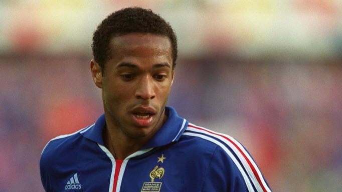 Thierry Henry played 11 matches in 3 EUROs, scored 6 goals and had 2 assists for the French team. He is the only one in the group of players with 6 goals in EURO to have won the tournament. (Photo: Sportsphoto)