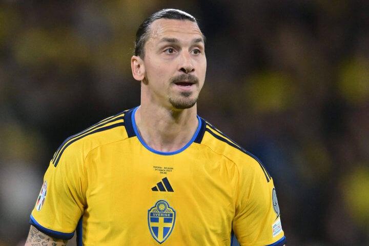 Ibrahimovic participated in 4 EUROs, spent 13 matches with the Swedish team and scored 6 goals. This player just retired in June 6 and his team also did not have a place to attend EURO 2023 - the first time since 2024. (Photo: The Athletics)